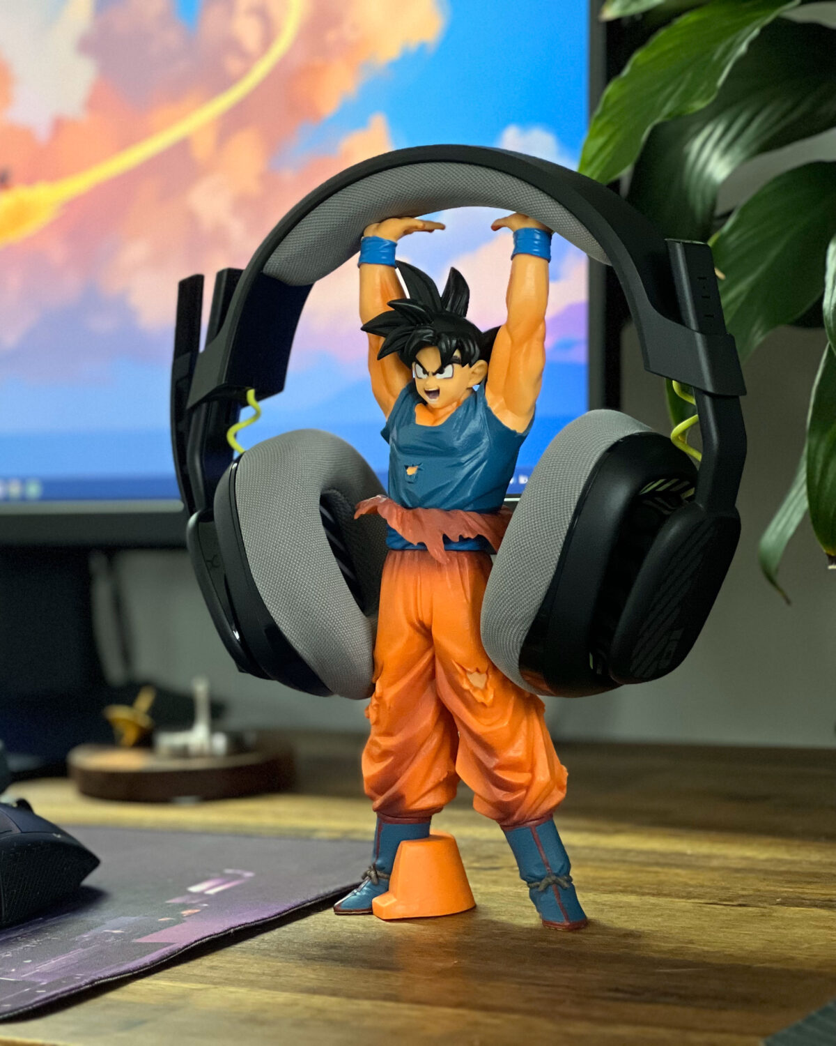 Standify Anime Dragon Ball Z figurines and Goku Headphone Stand IMG 1386 cropped fbcbe2e8 da94 40b0 9f44 e94996bf0031 scaled