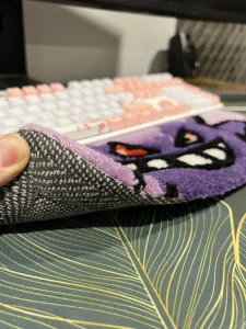 Inspecionando a costura do tapete de teclado Gengar