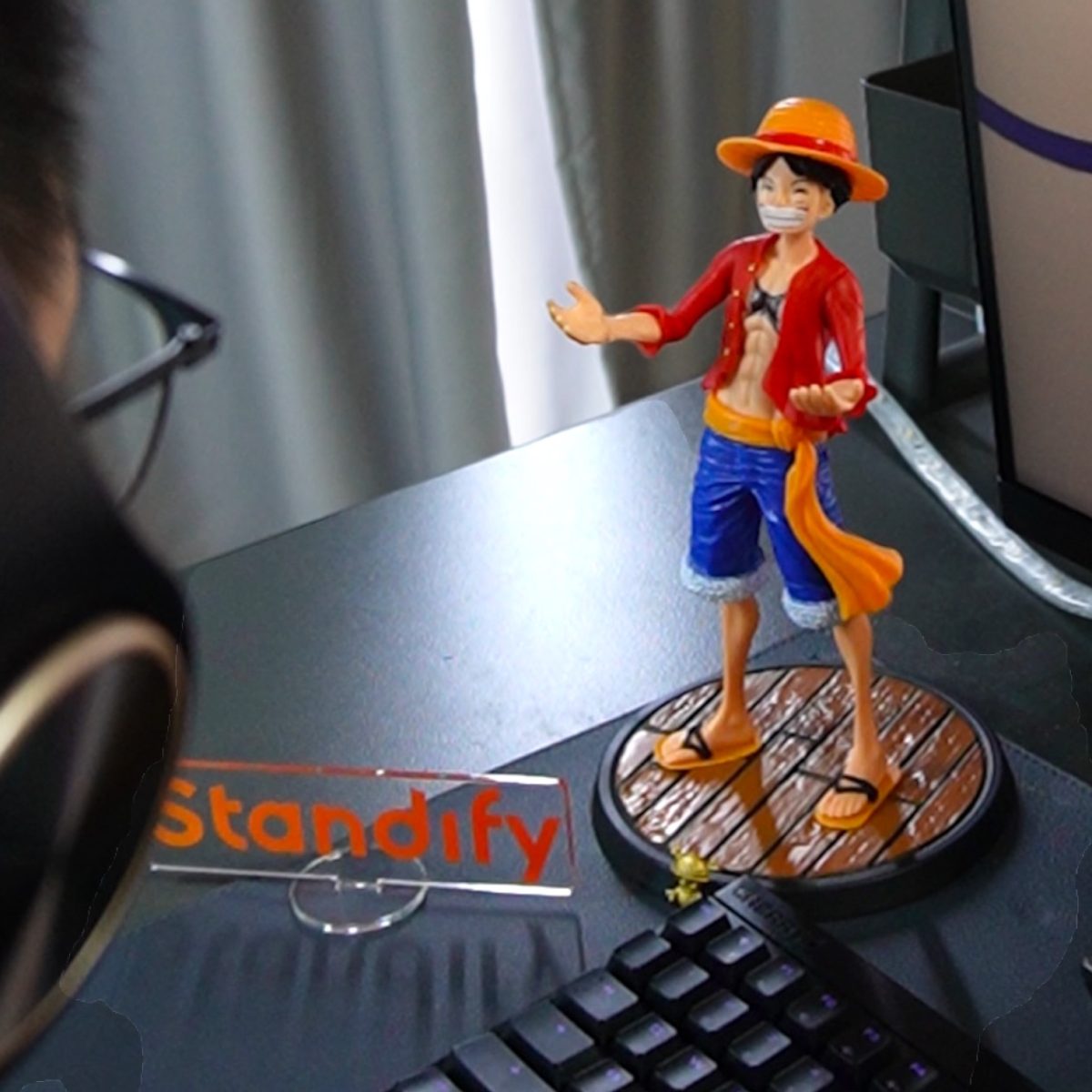 Standify Anime Dragon Ball Z figurines and Goku Headphone Stand IMG 8624