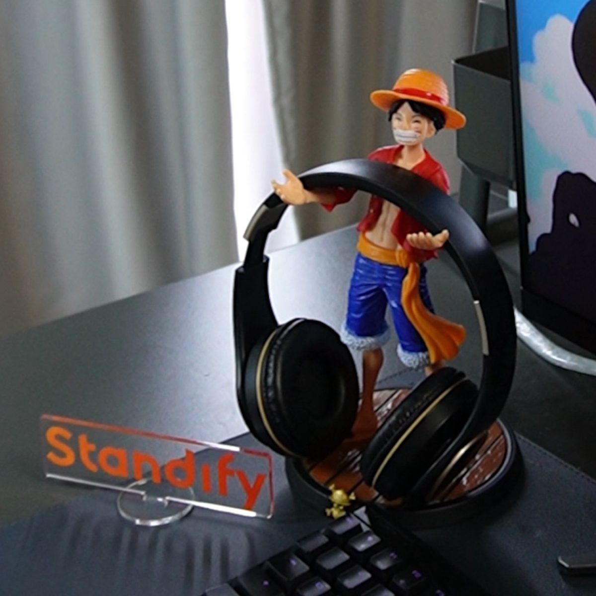 Standify Anime Dragon Ball Z figurines and Goku Headphone Stand IMG 8625